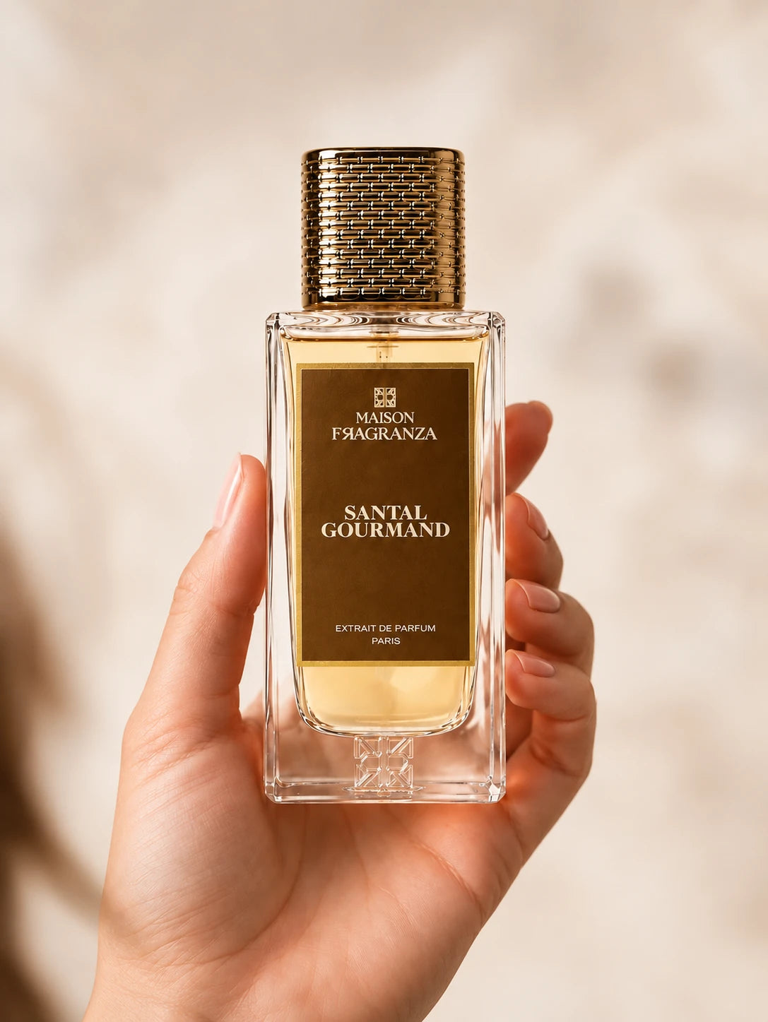 Santal Gourmand tenu en main